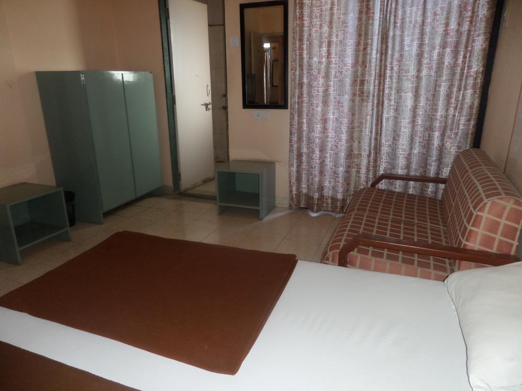 Oyo Flagship 37830 Hotel Aakar International ซาตารา ภายนอก รูปภาพ