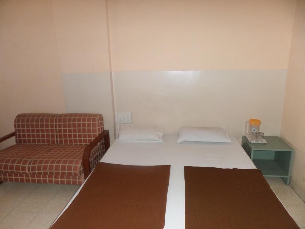 Oyo Flagship 37830 Hotel Aakar International ซาตารา ภายนอก รูปภาพ